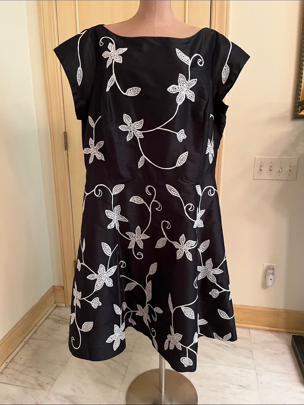 ESHAKTI Party Event Guest Black White Floral Embroidered Fit-and-Flare Dress 26W